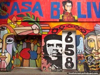 Versão maior do Imagens de Che Guevara e Simon Bolivar neste mural de rua em Santiago.