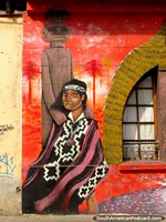 Una mujer indígena y su amigo del árbol mural en la pared en Barrio Brasil en Santiago. Chile, Sudamerica.