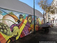 Versión más grande de Pintura mural de músicos indígenas en el centro de Valparaíso.