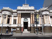 Versão maior do Museu de Valparaiso, o museu de Valparaïso edifïcio histórico com colunas.