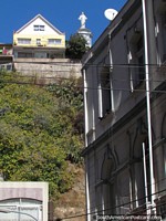 Versión más grande de Estatua de Jesús por encima del camino en Valparaíso.