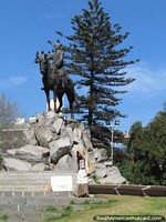 Versão maior do Homem na cavalo monumento em um parque em Valparaïso.