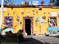 La casa más extraña que alguna vez vi, muñecas, tvs y cosas extrañas se atuvo al frente en Valparaíso. Chile, Sudamerica.