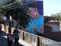 La pintura mural enorme en un lado del edificio que se puede ver de las calles abajo en Valparaíso. Chile, Sudamerica.