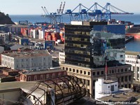 Vista del puerto de Valparaíso con contenedores y grúas. Chile, Sudamerica.