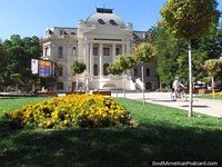 A Academia de edifïcio de Belas artes e jardins em Santiago. Chile, América do Sul.