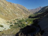 Versión más grande de La ascensión encima del valle verde y río entre Los Andes y Portillo.