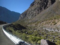 Tem rio a direita, conosco durante todo o tempo por enquanto entre Guardia Vieja e Portillo. Chile, América do Sul.
