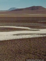 Superfïcies cobertas de crosta, sal e montanhas entre Paso de Jama e San Pedro. Chile, América do Sul.