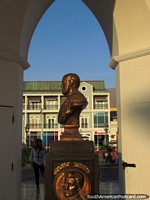 O busto dourado do Sr. Prat, Iquique praça de homem denomina-se de. Chile, América do Sul.