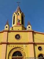 Fachada dianteira de igreja Santuario Sagrado Corazon de Jesus em Iquique. Chile, América do Sul.