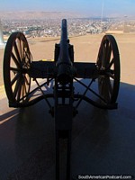 Um canhão do lado de fora do Museu Historico y de Armas em cima do promontório em Arica. Chile, América do Sul.