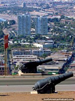 Versão maior do 2 guarda de canhão a entrada de caminho em El Morro de Arica que contempla do alto a cidade.