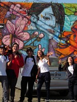 Um ramo de estudantes felizes diverte-se enquanto procuro quadros murais de parede em Arica. Chile, América do Sul.