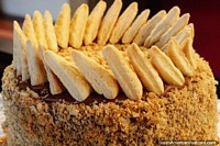 Versão maior do Um bolo de chocolate assombroso que olha com decorações de triângulo em volta do topo, Cafe da P, Pucon.