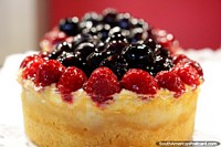 Versão maior do Olhadas assombrosas! Framboesas e mirtilos em cima de um lïquido delicioso e mistura de bolo, Cafe da P, Pucon.