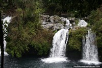Cachoeiras e rochas brancas em Ojos do Caburgua, muito perto de Pucon, viagem do dia. Chile, América do Sul.