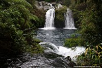 Uma colocação bonita com cachoeiras, lagoas e natureza em Ojos do Caburgua perto de Pucon. Chile, América do Sul.