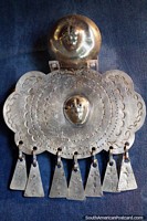 Versão maior do Caras esculpidas em utensïlios de prata pelas pessoas de Mapuche, Museu de História e Antropologia em Valdivia.
