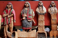 Grupo de 4 indios Mapuches hechos de madera en el mercado de artesanías de Valdivia. Chile, Sudamerica.