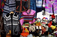 Belos tecidos jérsei feitos a mão, mitenes e bonecas do mercado de ofïcios em Valdivia. Chile, América do Sul.