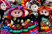 Bonecas feitas a mão em vestidos coloridos, artes e ofïcios em Valdivia. Chile, América do Sul.
