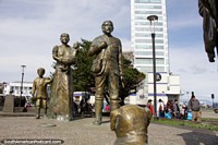O Monumento da Colonização alemã (1852) em Porto Montt, uma famïlia chega. Chile, América do Sul.