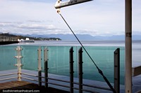 Do pilar de ponte que examina o vidro ao belo oceano em Porto Montt. Chile, América do Sul.