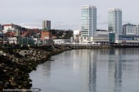 Versão maior do Cidade central Porto Montt, a terra a margem de água, o centro de compras de Ripley e altos edifïcios a direita.