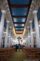 Dentro da catedral em Porto Montt construïdo em 1896, alto teto azul e altas colunas. Chile, América do Sul.