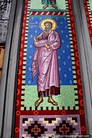 O santo Andres, parte de um mosaico de 20.000 telhas na catedral em Osorno. Chile, América do Sul.