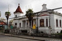 Un edificio histórico con una torre y una cúpula en Osorno. Chile, Sudamerica.