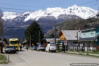 Casas, lojas e um fundo de montanhas cobertas de neve enormes em Futaleufu. Chile, América do Sul.