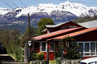 As ruas e as casas em Futaleufu rodeiam-se de enormes montanhas, as visões são grandes! Chile, América do Sul.