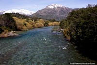 El Río Espolón en Futaleufú corre hacia el Río Futaleufú, más grande, cerca de la frontera con Argentina. Chile, Sudamerica.