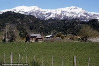 Encabeçar Sudoeste de Futaleufu através de terra de cultivo na direção de casa de campo Santa Lucia. Chile, América do Sul.
