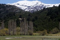Entre Futaleufu e Porto Ramirez, casas a meio caminho de uma montanha, terreno vasto. Chile, América do Sul.