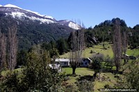 Païs que vive nas colinas verdes em volta do Lago Lonconao perto de Futaleufu. Chile, América do Sul.