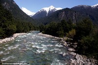 O Rio Futaleufu apresenta um desafio a vigas e caiaques e é famoso por essa razão! Chile, América do Sul.