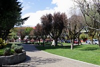 Árboles, jardines y césped, un lugar agradable para relajarse en la Plaza de Armas en Coyhaique. Chile, Sudamerica.