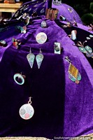 Versão maior do As jóias fazem-se da pedra metálica e colorida na feira de ofïcios na praça pública em Coyhaique.