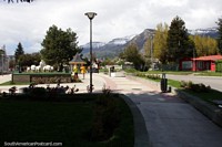 Plaza del Pionero al inicio del Paseo Baquedano en Coyhaique, un área con monumentos y un parque infantil. Chile, Sudamerica.