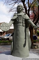 Obra esculpida llamada Cultura y Transición en Coyhaique del pueblo Mapuche que ayudó a crear la región de Aysén. Chile, Sudamerica.