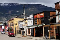 Tienda de pizza y sándwiches en una calle de Coyhaique, montañas en la distancia. Chile, Sudamerica.