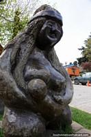 Canoeros de Barro, escultura de una madre alimentando a su bebé en Coyhaique. Chile, Sudamerica.
