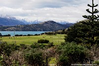 Bela zona rural com montanhas cobertas de neve e o lago perto de Porto Rio Tranquilo. Chile, América do Sul.