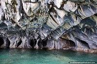 Cavernas de Mármore assombrosas (Capelas de Mármore) em águas verde-esmeraldas transparentes, Porto Rio Tranquilo. Chile, América do Sul.