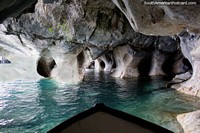 Excitação, olhe que transparente a água é! Este é o Capelas de Mármore (cavernas de mármore) em Porto Rio Tranquilo. Chile, América do Sul.
