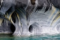 Superfïcies lisas e arredondadas das cavernas de mármore, formas interessantes e formas, Porto Rio Tranquilo. Chile, América do Sul.
