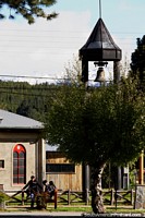 El campanario es prominente junto a la Plaza de Armas en Cochrane. Chile, Sudamerica.